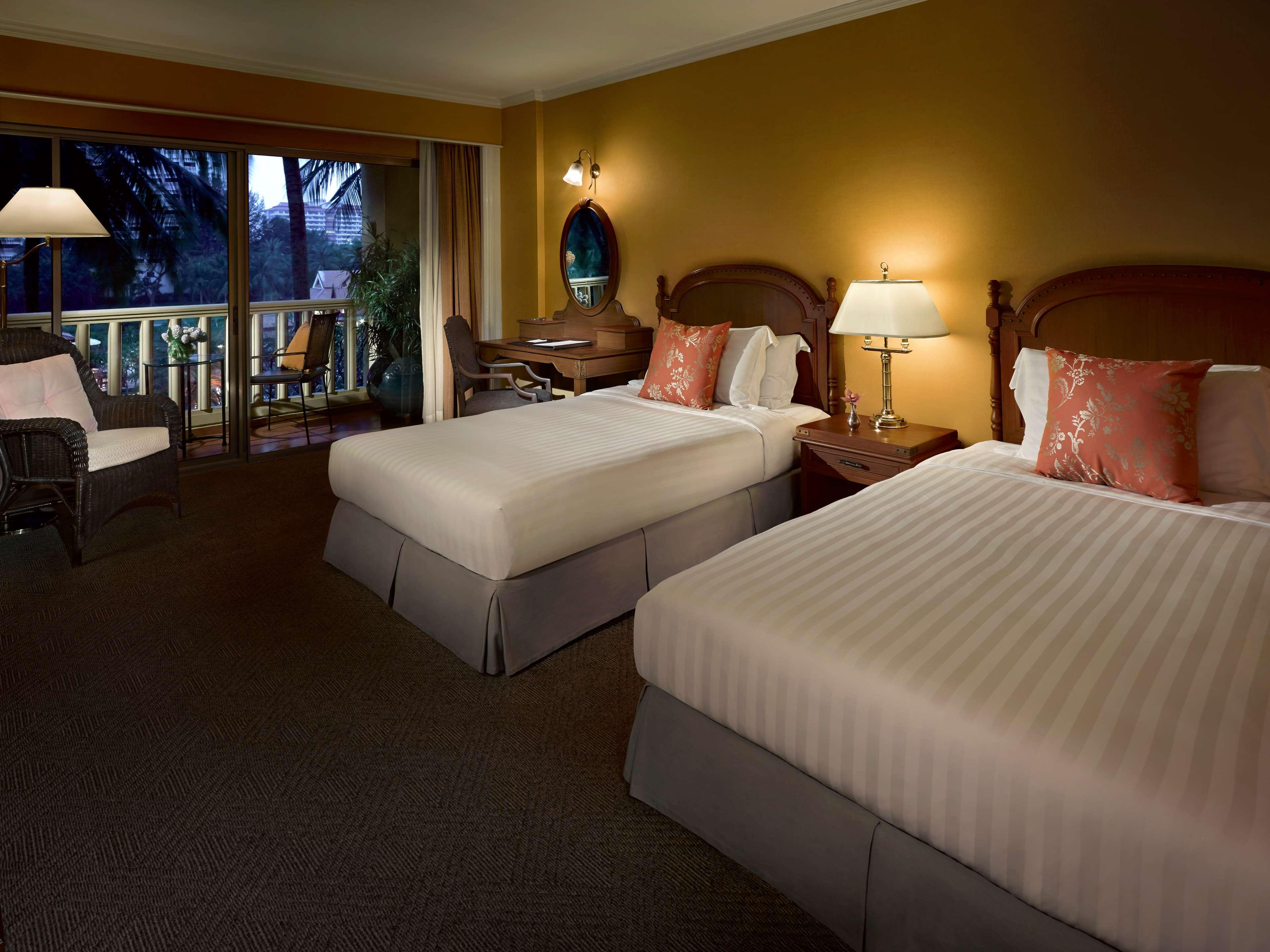 Dusit Thani Hua Hin Cha-Am Dış mekan fotoğraf A guest room at the Disney's Newport Bay Club
